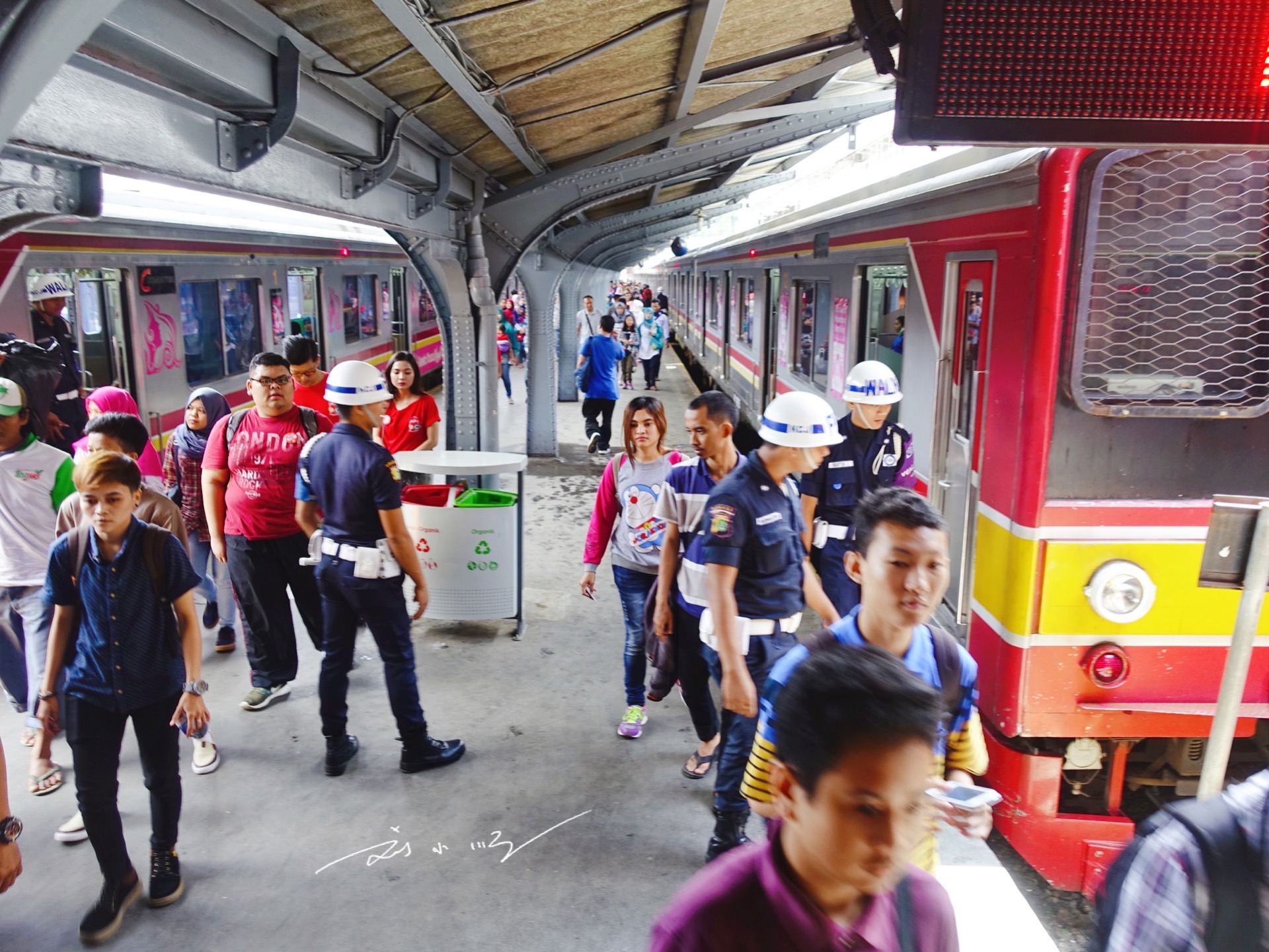 实拍印尼首都雅加达的轨道交通看看跟中国相比算是什么水平
