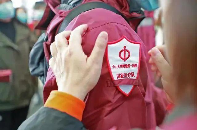 传染病▲最强援助天团抵达，总统亲吻五星红旗