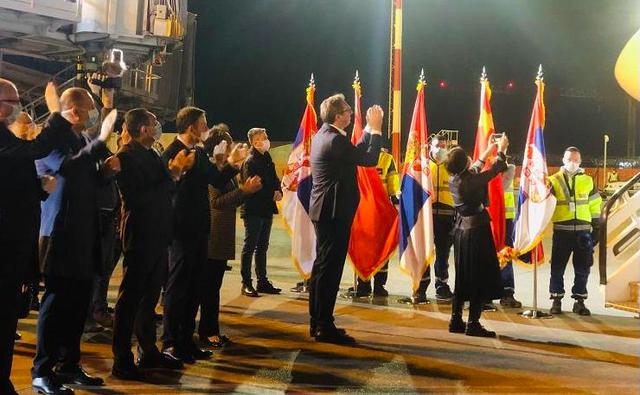 传染病▲最强援助天团抵达，总统亲吻五星红旗