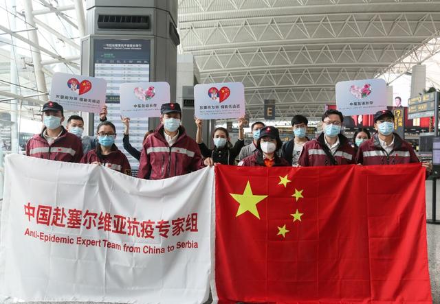 传染病▲最强援助天团抵达，总统亲吻五星红旗