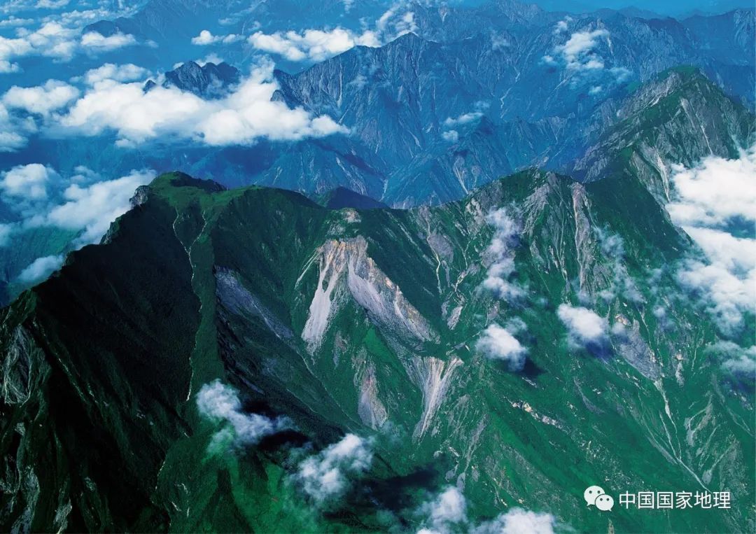 其他山脉的最大不同秦岭的主体在陕西中国之内没有哪个省能像陕西那样