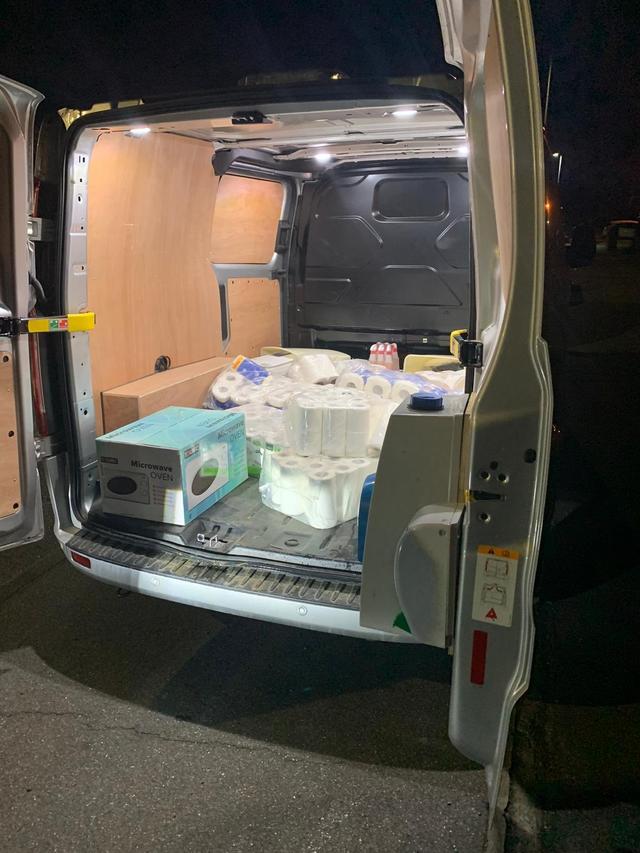 「洗手液」英国三男子偷一货车卫生纸洗手液,警察叹“没想到这也成赃物”