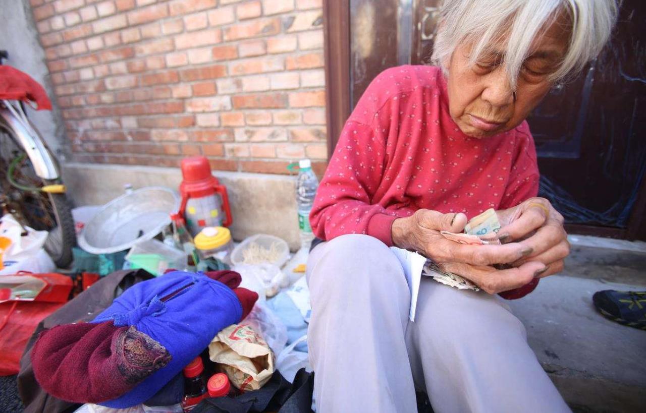 "我发誓一分钱不给你们",不孝女把父母当仇人,很多人赞同她