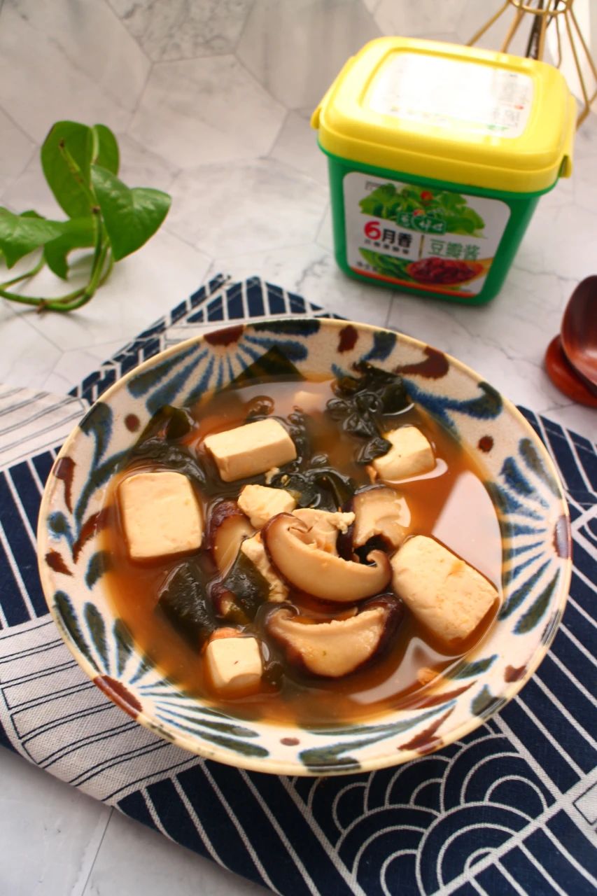 这道营养美味的海带豆腐味增汤就做好了,春天,多给孩子喝这汤,补钙