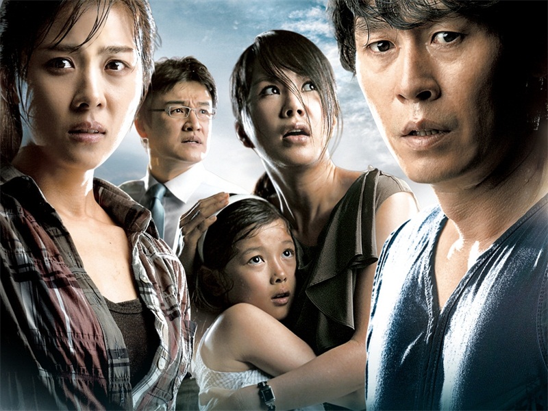 该部电影主要讲述的是韩国海云台发生大海啸的灾难事件,人民的种种