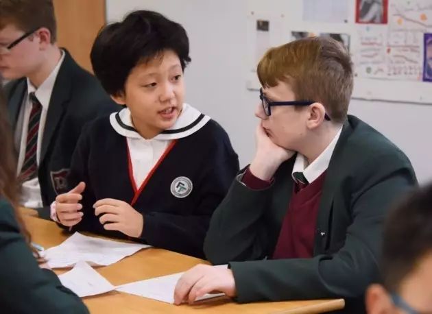 英国小留学生妈妈怒怼网友:你们就是仇富!你们怎么看接孩子回国