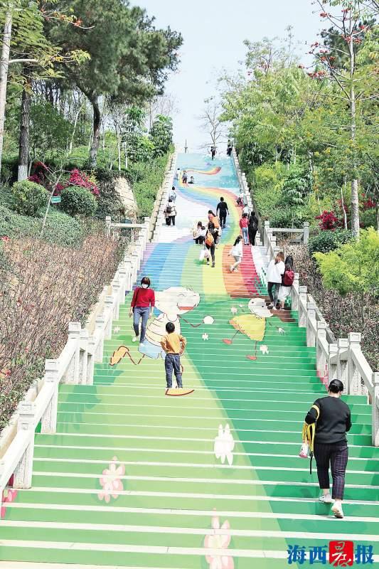 脚下生彩虹厦门薛岭山公园云梯在网上走红