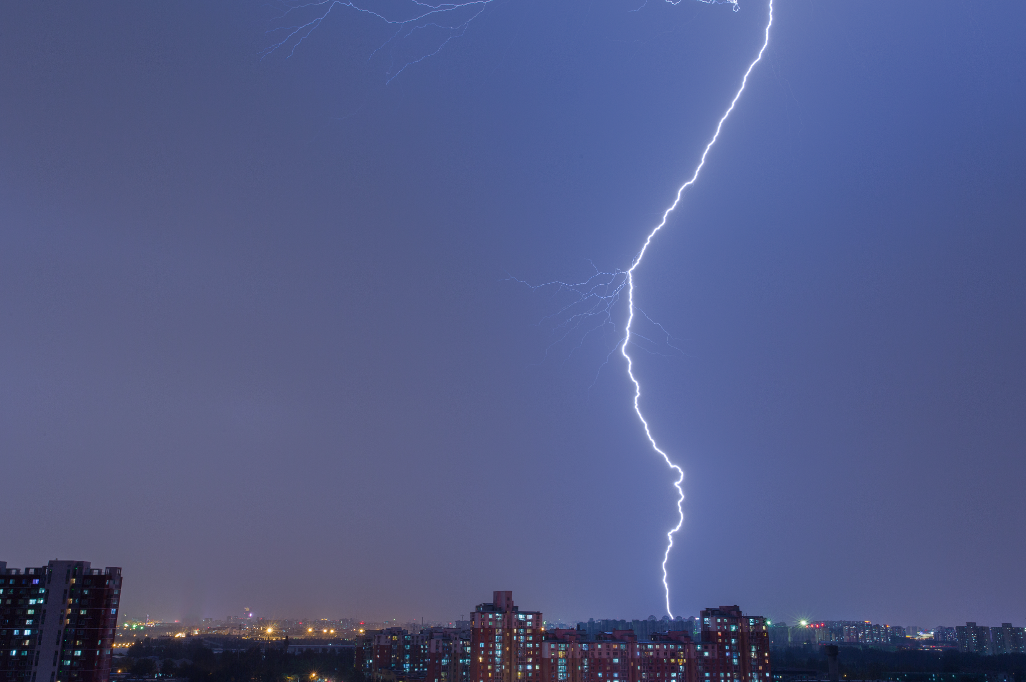 有多少人在重庆被惊雷举头望风雨雷电低头看遍地冰雹