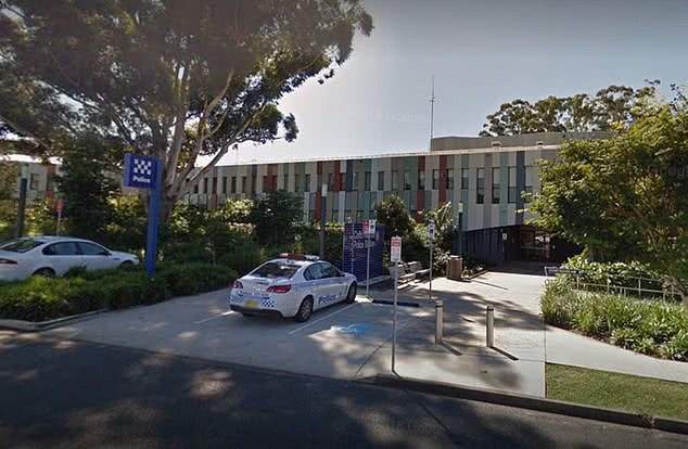 「国际社会」澳大利亚21岁男子假装感染新冠病毒，故意对71岁女警官咳嗽