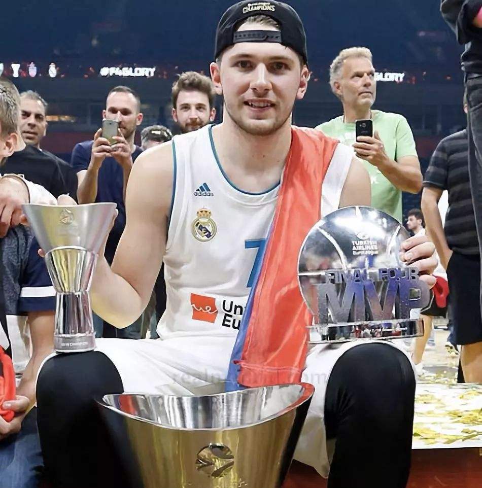 众所周知,东契奇今年也只有20岁而已,而他是在16岁在皇马效力,19岁