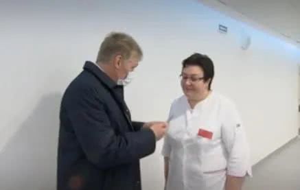 『国际』普京全副武装探访医院 秘书找来一位特殊摄影师跟拍