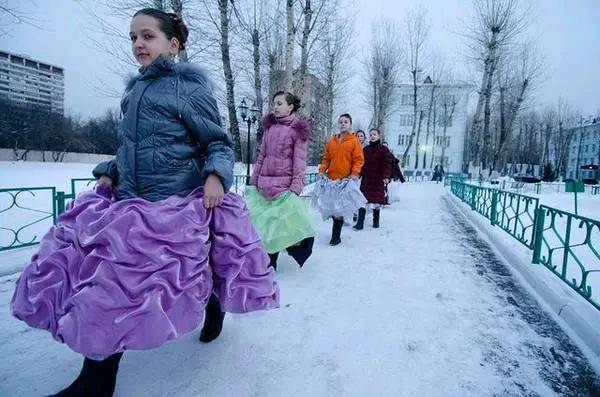 俄罗斯没有温度可言冬季遍地赤脚美女她们哪来勇气呢