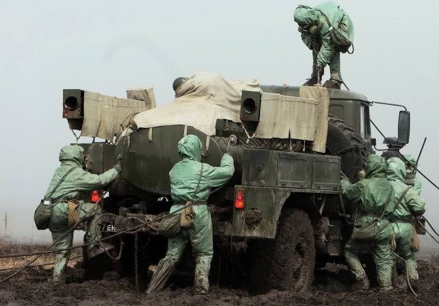 军事▲俄军将抽调核生化部队抗击疫情，携带军用特种防护装备