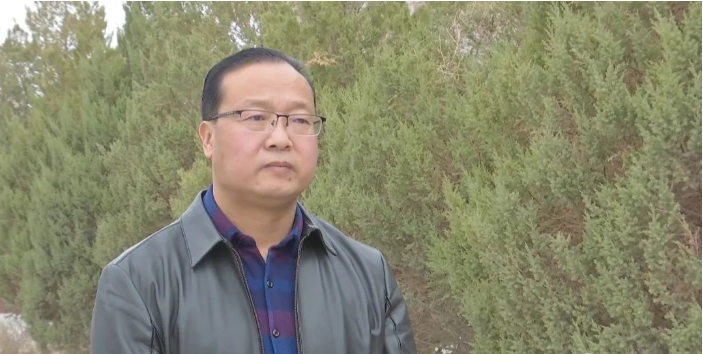 瓜州县自然资源局副局长 李国斌说:"我们将房屋和土地的业务整合到一