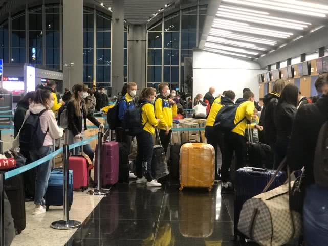 俄罗斯乌克兰:乌克兰总统:国外公民赶快回国,27日将关闭国家边境