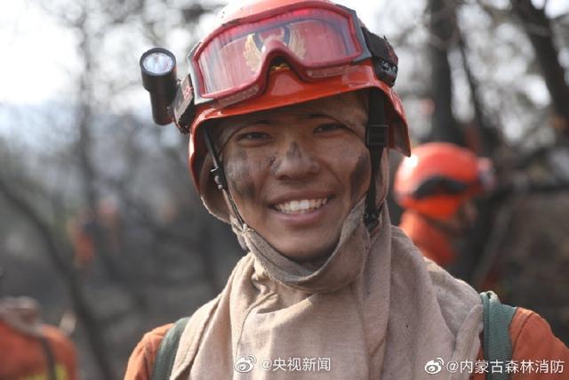 消防员胜利的笑脸比花好看致敬