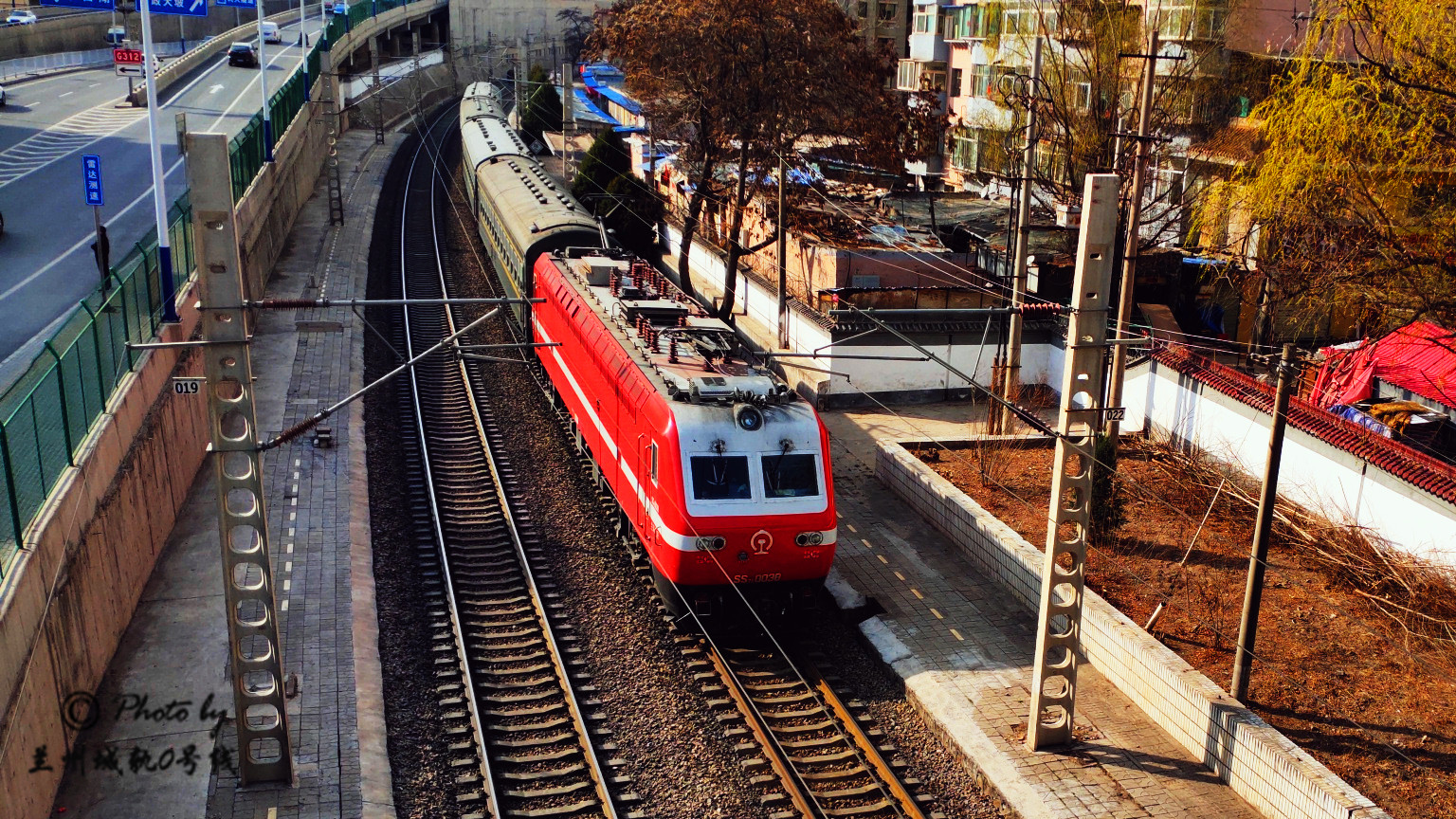 运行在兰新线上的大公交兰州至武威南的75065次绿皮慢火车