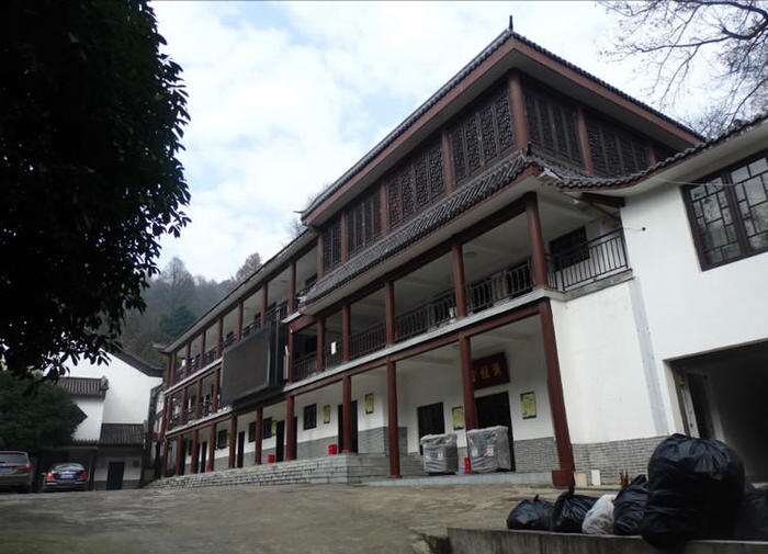 堂高三层,为近年新建,电子大屏幕等物件的出现已经让整个建筑呈现出
