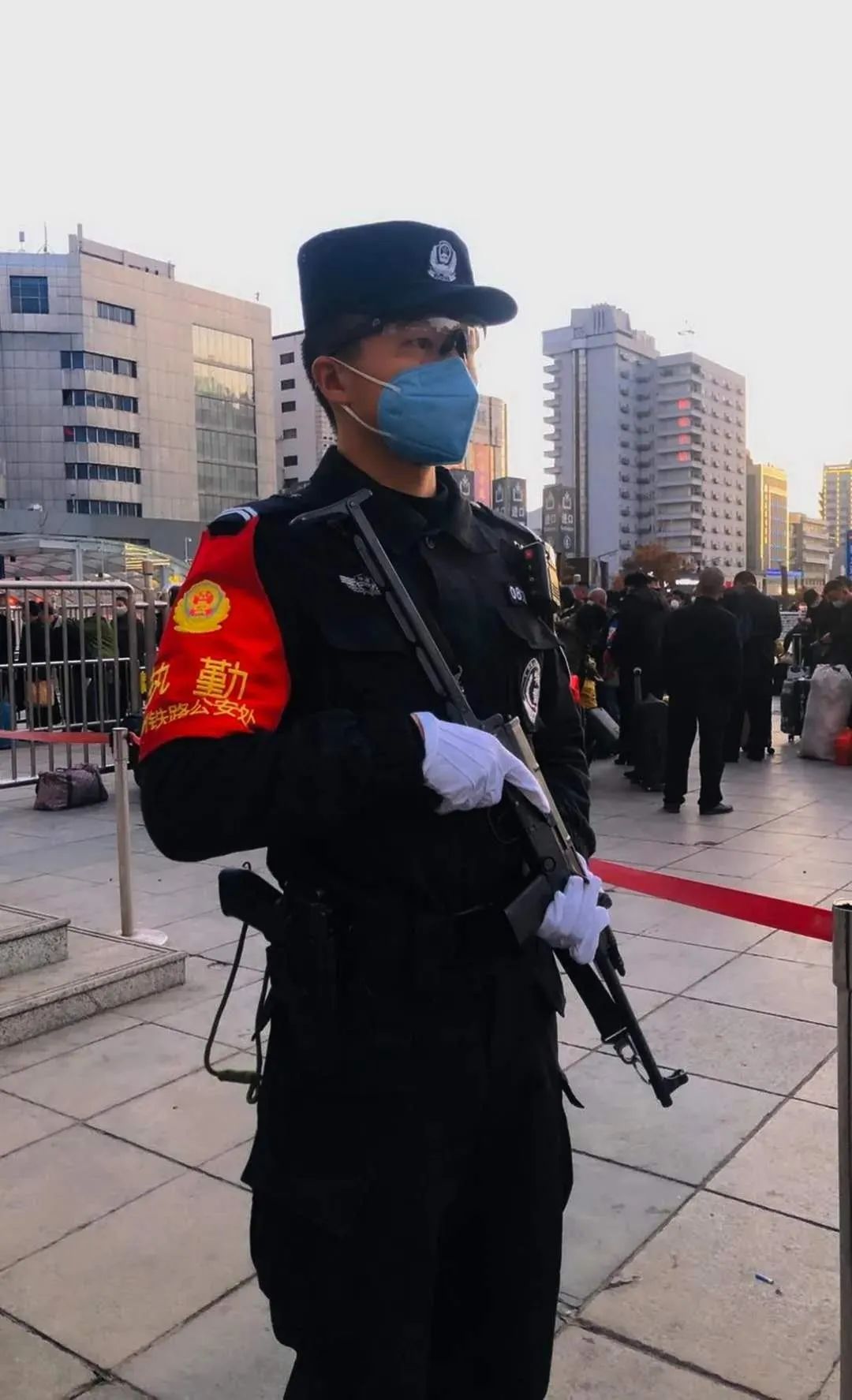 疫情当前警察不退90后青年铁警的战疫心声