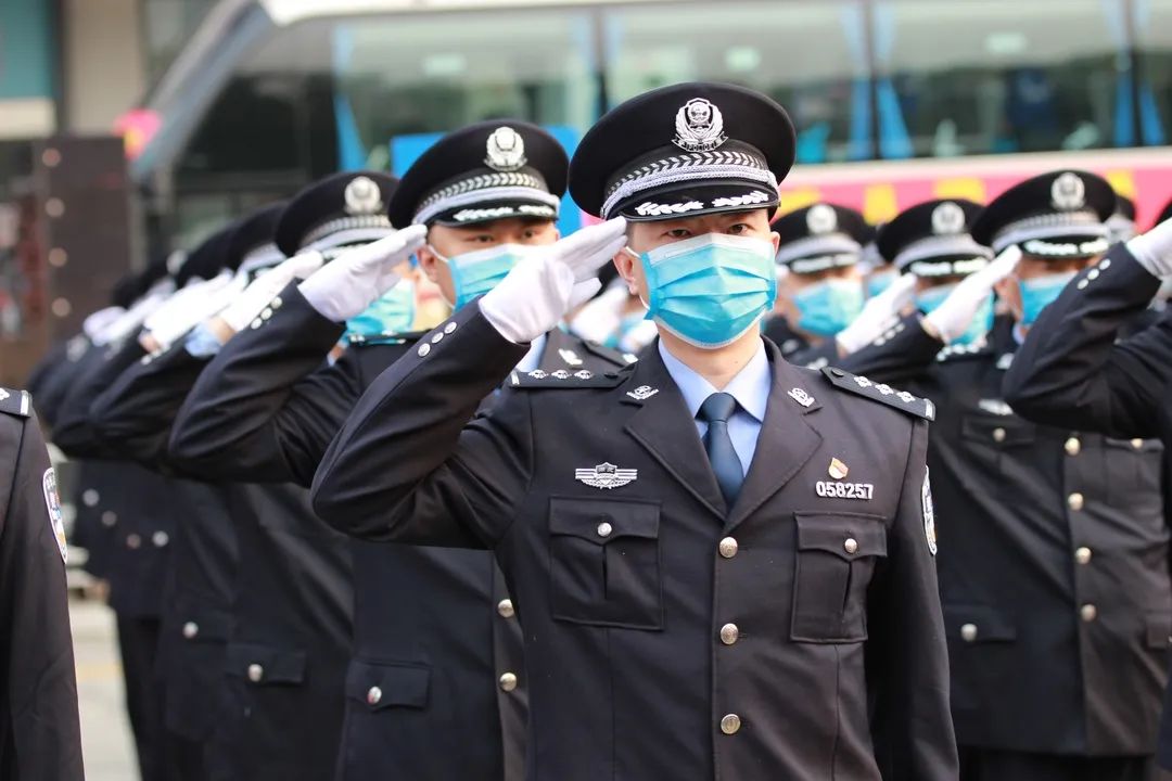 疫情在前警察不退宜昌公安最高礼遇护送福建最美逆行者