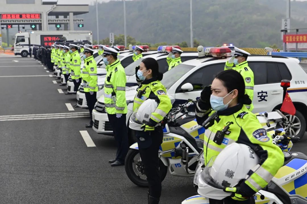 疫情在前警察不退宜昌公安最高禮遇護送福建最美逆行者