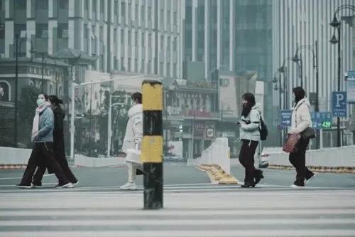 #八达岭长城#八达岭长城恢复开放首日就被刻字,太刺眼