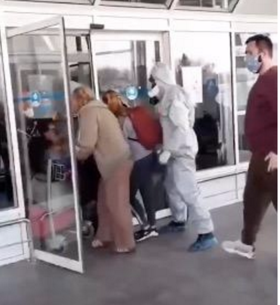 『俄罗斯乌克兰』乌克兰归国公民拒绝检测隔离：蜂拥破门而出，逃离机场