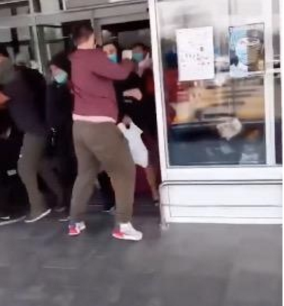 『俄罗斯乌克兰』乌克兰归国公民拒绝检测隔离：蜂拥破门而出，逃离机场