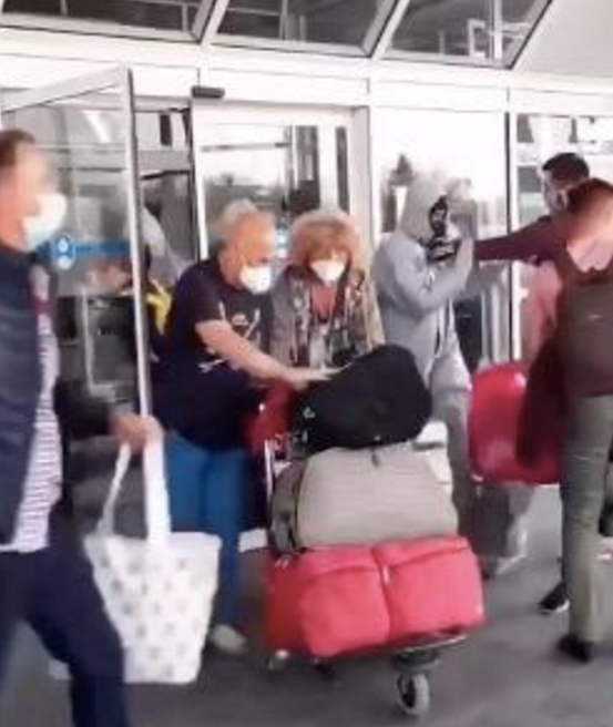 『俄罗斯乌克兰』乌克兰归国公民拒绝检测隔离：蜂拥破门而出，逃离机场