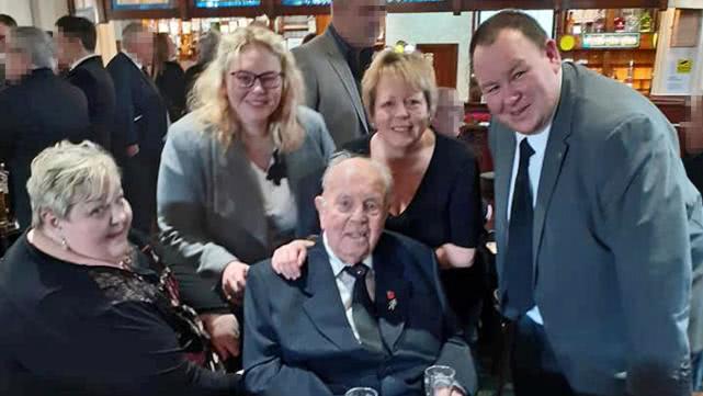 「肺炎症状」参加死于新冠肺炎亲戚的葬礼后，英国一家庭17人集体感染