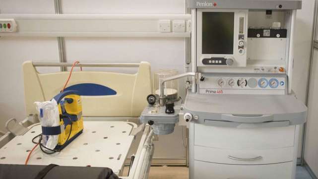 「肺炎症状」参加死于新冠肺炎亲戚的葬礼后，英国一家庭17人集体感染