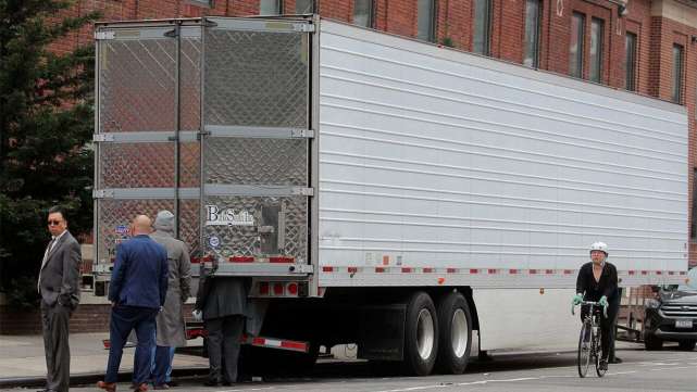 『冷藏车』纽约众多医院内停满运尸手推车,政府部署85辆冷藏车充当停尸房