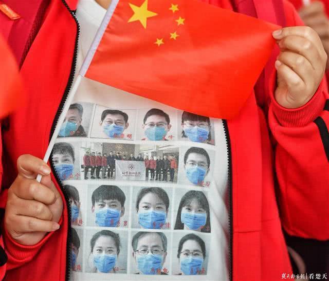 「楚天都市报」14人经历过生死之战，返程T恤印上“一家亲”
