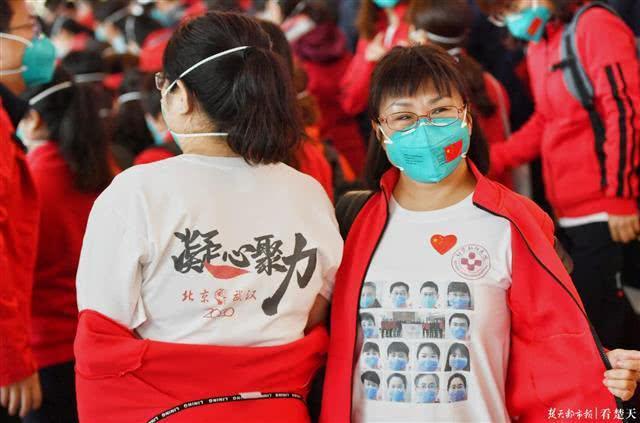 「楚天都市报」14人经历过生死之战，返程T恤印上“一家亲”