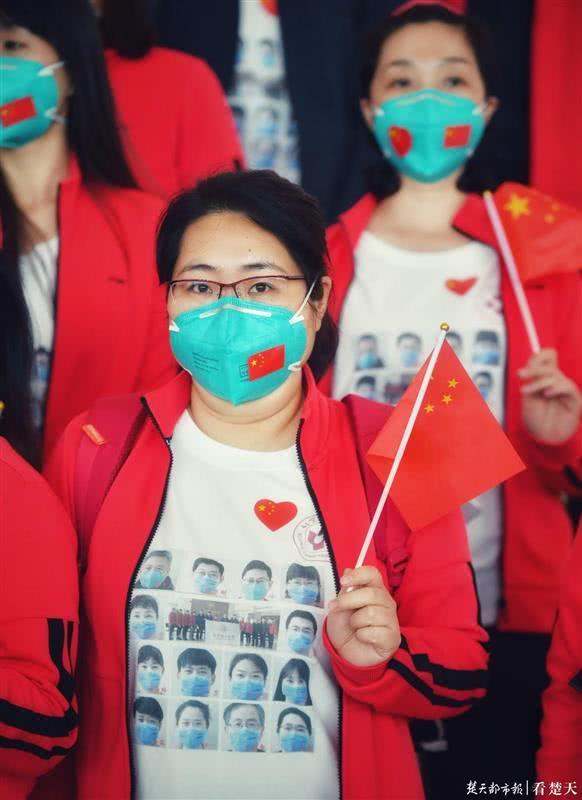 「楚天都市报」14人经历过生死之战，返程T恤印上“一家亲”