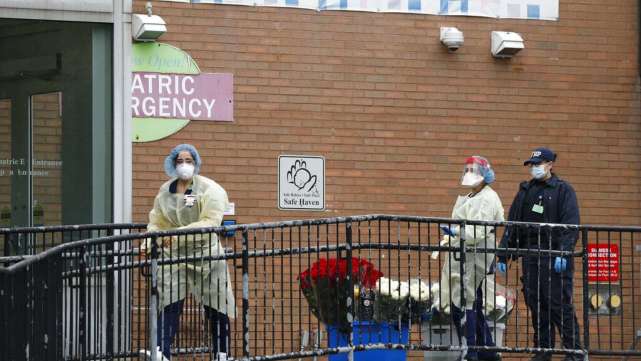 『纽约』美国86岁老妇“未保持防疫距离”在医院遇袭身亡，凶手曾被捕17次