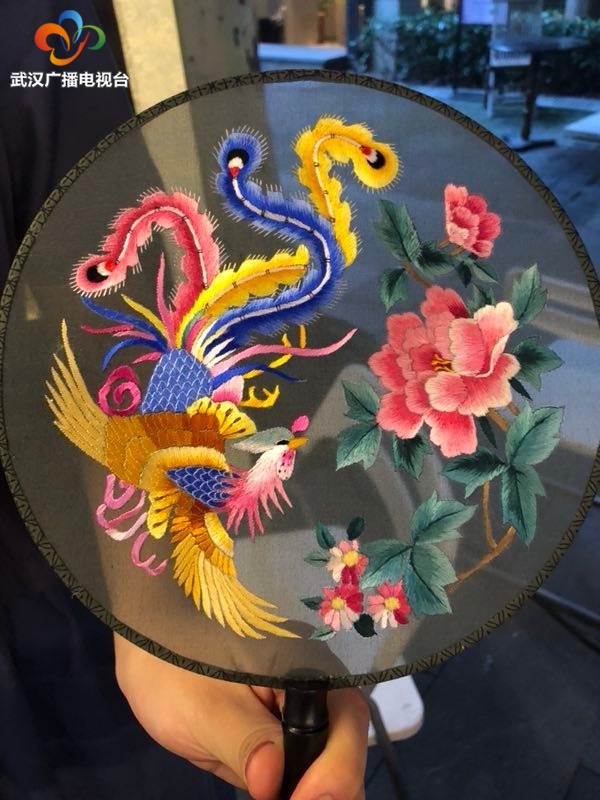 愿你们像花儿一样灿烂汉绣精品献给援鄂英雄