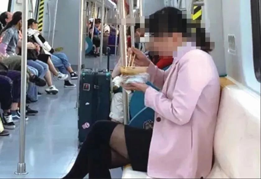 「地铁」地铁内进食上“黑名单”：让不文明者不再任性