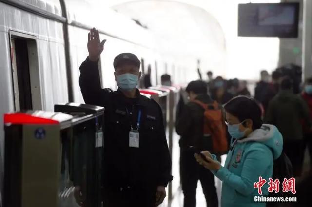 地铁■注意！4月起地铁上不得吃韭菜盒子，禁止手机外放