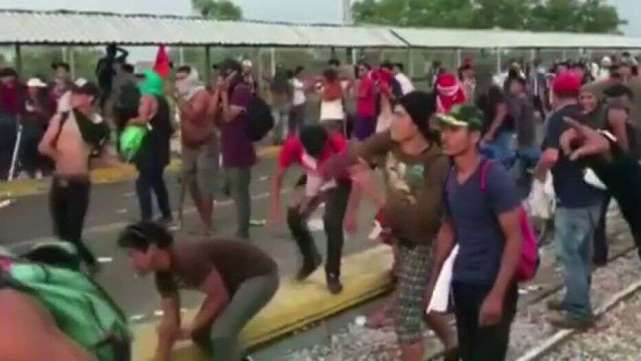 「特朗普」特朗普将向美墨边境增派540名美军士兵，防范新冠病毒跨境传播