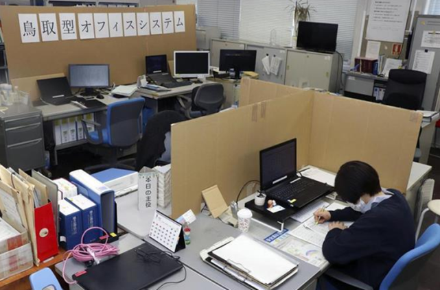 国际：土法防疫：日本鸟取县政府用厚纸板和塑料膜将员工隔开