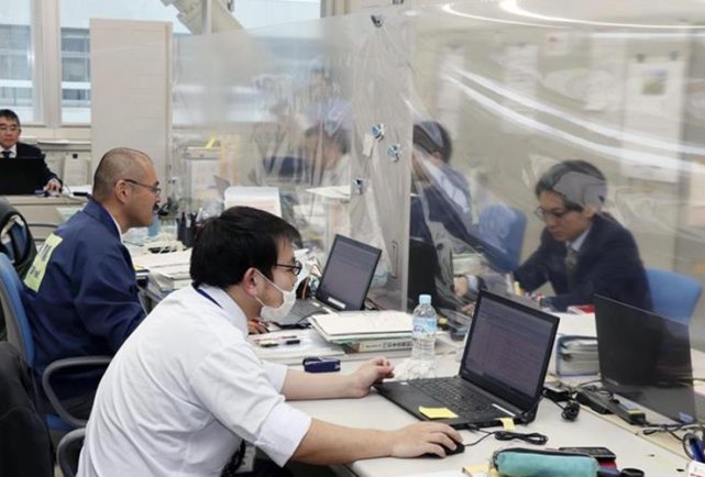 国际：土法防疫：日本鸟取县政府用厚纸板和塑料膜将员工隔开