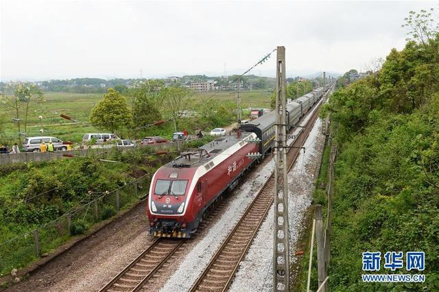 京广铁路脱轨事故路段顺利通过首趟旅客列车