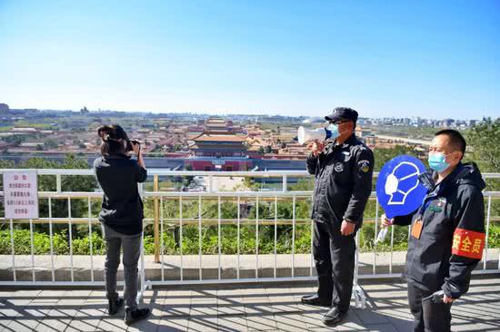景山公园■北京景山公园启动限流措施，万春亭只留一个出入口