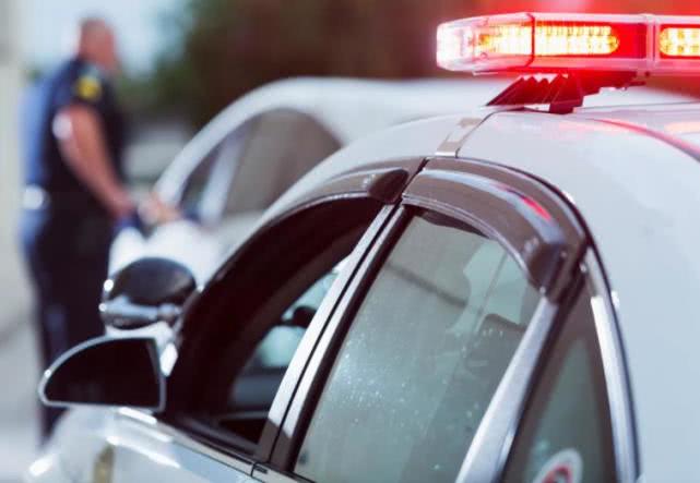 美国警察：迷惑行为！美国有人假扮警察拦问司机：疫情时为什么不宅家？