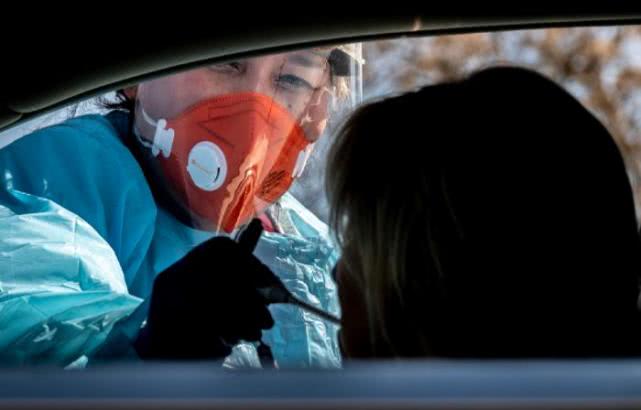 美国警察：迷惑行为！美国有人假扮警察拦问司机：疫情时为什么不宅家？