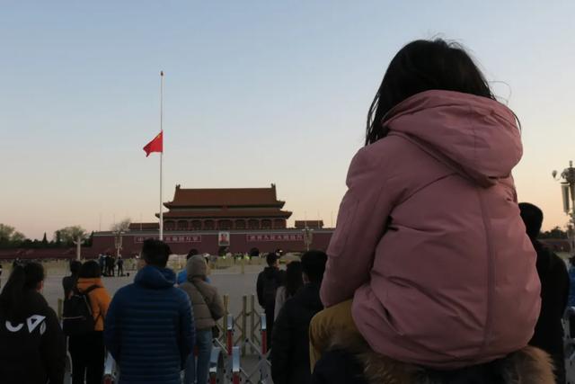 「天安门广场」今晨，天安门广场降半旗