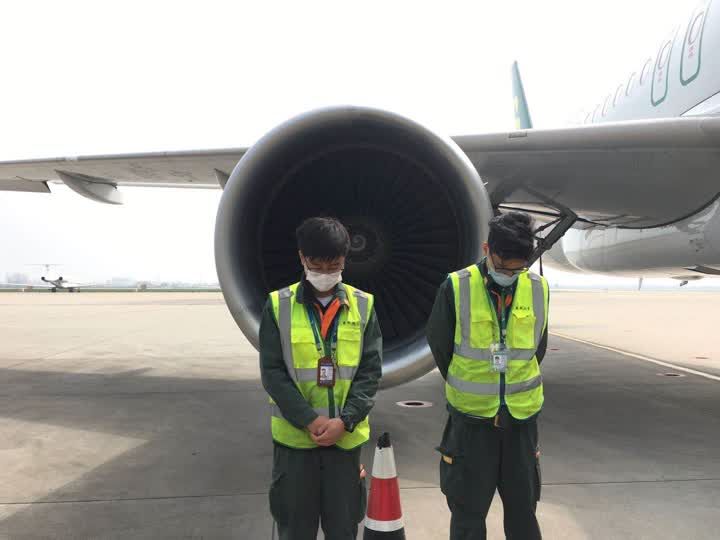 春秋航空扬州基地工作人员在飞机前默哀