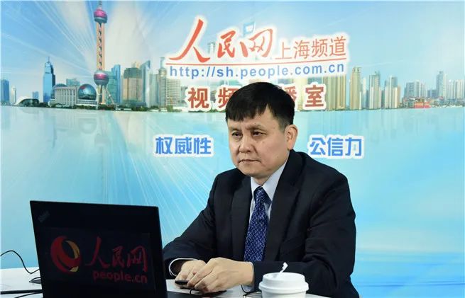 张文宏▲“坐飞机要防隔壁！”张文宏与海外同胞在线交流金句连连！钟南山也给出建议……｜特别关注
