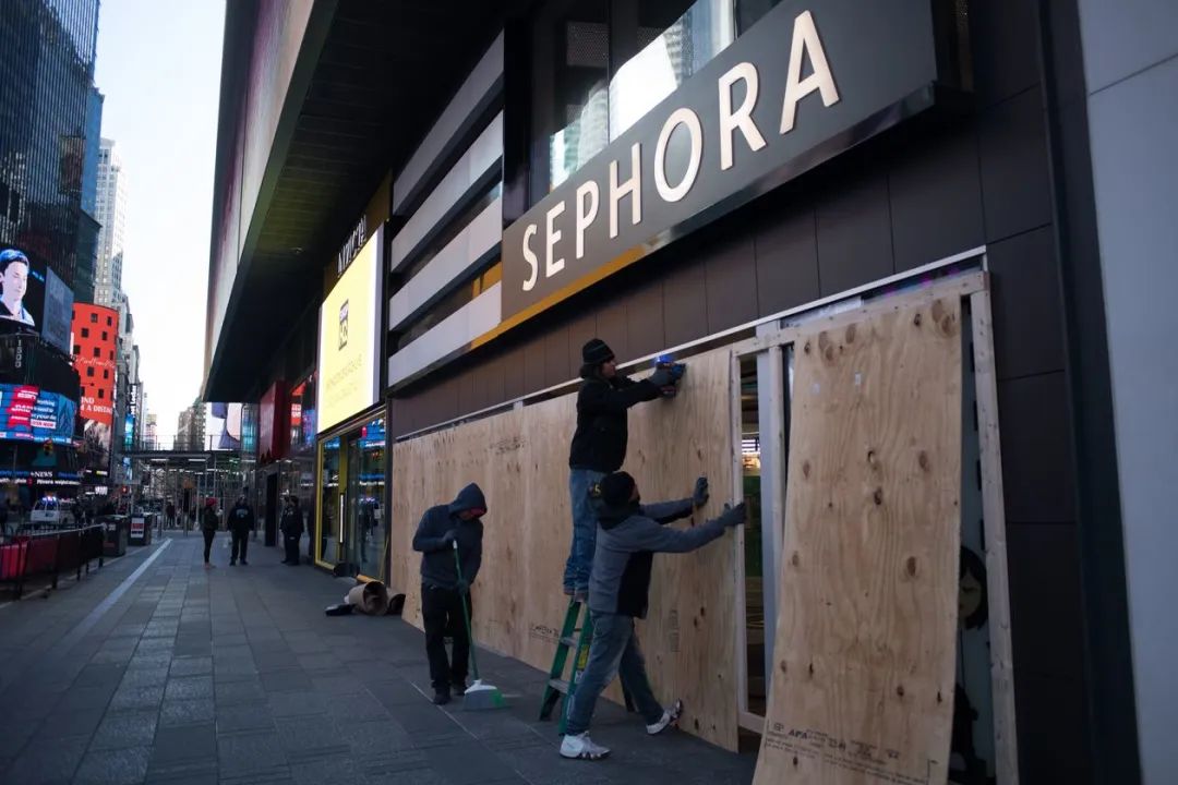 「木板」纽约超1500名警察确诊，店铺纷纷加固木板自救
